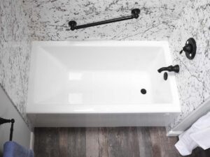 Choosing between a fiberglass vs. acrylic bathtub